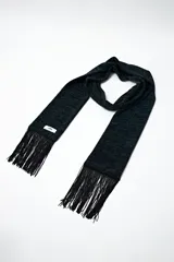 Bufanda larga de lurex con flecos, color negro con brillos plateados.
