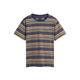 Remera de mangas cortas con cuello redondo y bolsillo en el pecho. Diseño a rayas horizontales en tonos azul, marrón, ocre y blanco.
