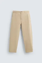 Pantalón color beige de corte recto, confeccionado en tejido de algodón con estructura canvas. Cuenta con cintura ajustable con trabillas laterales, bolsillos frontales y traseros. Cierre frontal con cremallera y botón.