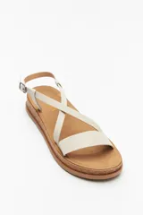 Sandalias marrones con tiras cruzadas y hebilla ajustable, suela de corcho.