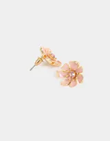 Par de aros pasantes dorados con forma de flor esmaltada en color rosa y strass rosado en el centro.