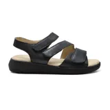 Sandalia casual negra con tres tiras horizontales con velcro y suela plana.