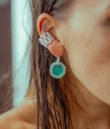 Aros plateados con dije circular de resina verde agua con borde de strass y arito de acero quirúrgico.