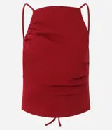 Top corto color vino tinto, con escote cuadrado y tirantes finos. Presenta frunces decorativos en el busto y un ajuste ceñido al cuerpo.