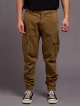 Pantalón cargo color kaki con bolsillos laterales y ajuste en los tobillos.