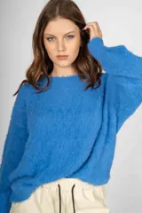 Sweater azul de punto con textura suave.
