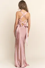 Vestido largo de fiesta color rosa viejo, de satén, con escote drapeado, espalda descubierta y corset ajustable con lazos.