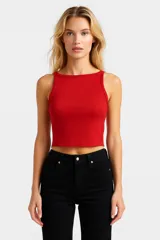 Crop top rojo de algodón con cuello redondo y sisas anchas.