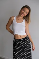 Pollera larga de fibrana color bordó con estampado de lunares blancos.