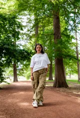 Remera blanca de corte holgado con estampado en la espalda de dos caras unidas por una línea.