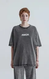 Remera negra con efecto gastado, cuello redondo y estampado frontal con la palabra 'Amor' en blanco.