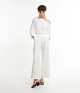 Pantalón pantalona de sastrería color blanco, con cintura elástica en la espalda, detalle metálico delantero y pliegues.