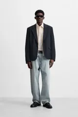 Blazer slim fit color azul marino confeccionado en tejido con viscosa. Cuello con solapas de muesca, manga larga con puño con detalle de botones, bolsillo de vivo en pecho y de solapa en cadera, bolsillo interior, bajo con aberturas en espalda y cierre frontal con botones.