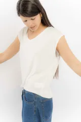 Remera blanca de corte clásico con escote en V y mangas cortas.