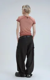 Remera de manga corta, cuello redondo, confeccionada en tejido ribb 100% algodón. Diseño ajustado al cuerpo con largo a la cadera. Presenta un tono rosado desgastado y costuras expuestas en hombros y laterales.