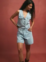Short celeste de jean con bolsillos delanteros y traseros.