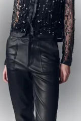 Pantalón de cuero ovino color dorado, de corte recto y largo al tobillo.