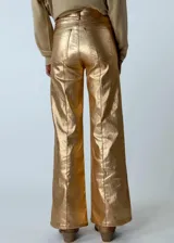 Pantalón de corte oxford de tela metalizada color cobre y elastizada.