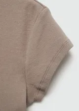 Remera blanca de algodón con cuello redondo y mangas cortas.