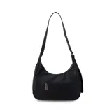 Cartera negra ovalada de simil cuero con cierre y correa ajustable con ojales. Cuenta con bolsillos internos y un bolsillo trasero.