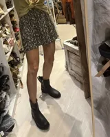 Botín marrón de cuero vacuno, con caña media, cierre lateral y suela de goma.