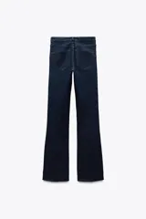 Pantalón de jean negro de tiro medio, corte bootcut y cinco bolsillos.
