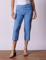 Pantalón capri verde esmeralda de gabardina elastizada, marca Zac & Reachel. Tiene pretina ancha elastizada y bolsillos simulados en la parte delantera y trasera.