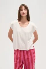 Remera verde oliva de viscosa con cuello redondo y mangas cortas con dobladillo.