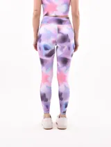 Calza larga deportiva con estampado de cebra en tonos de gris y negro.