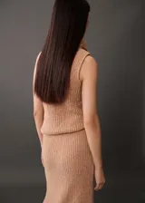 Falda midi color beige de tejido de punto acanalado con diseño evasé.