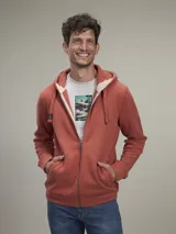 Campera con capucha y cierre completo, confeccionada en algodón color negro.