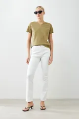Remera verde oliva de manga corta con cuello en V y estampado floral en relieve.