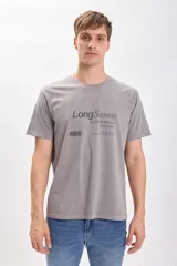 Remera gris de manga corta con estampa frontal que dice "Long Season Sports & Nature activities".