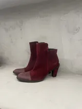 Botas de gamuza color bordó, con punta redonda y taco alto.