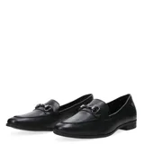 Zapato mocasín de cuero negro con aplique metálico plateado en la parte superior.