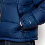 Campera puffer The North Face modelo 1996 Retro Nuptse 700, color azul con cuello negro, corte regular y logo bordado en blanco.