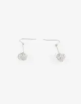 Aros colgantes largos plateados con gancho y dije de esfera de alambre.