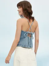 Top azul de denim con breteles finos y corte crop.