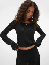 Suéter negro de punto calado, ajustado y corto, con escote off-shoulder y mangas largas acampanadas.