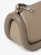 Bolso de hombro en piel con ribetes tubulares acolchados y correa ajustable, con cierre de cremallera y logotipo frontal.