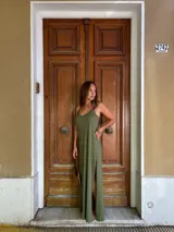 Vestido largo azul marino de viscosa, con tirantes finos y escote en V.