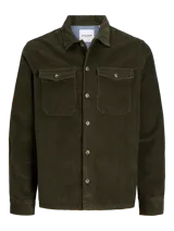 Sobrecamisa verde oscuro de pana con cuello clásico, cierre frontal con botones, dos bolsillos de parche en el pecho y corte recto.