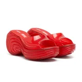 Sandalias rojas transparentes con plataforma, colaboración entre Melissa y Diesel.