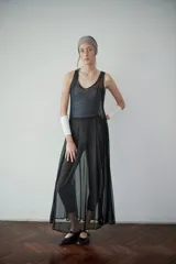 Vestido largo negro de microtul con breteles finos y corte evasé.