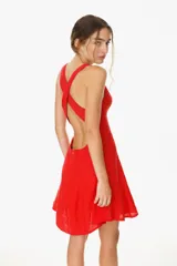 Vestido rojo de corte ajustado con tirantes cruzados en la espalda, ideal para lucir en ocasiones especiales.