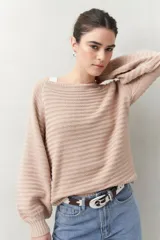 Sweater negro tramado de silueta relajada, con combinación de texturas en el tejido y mangas abullonadas con puños elastizados.