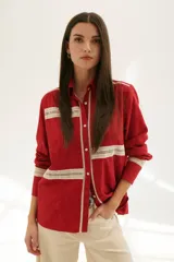 Camisa roja con detalles de encaje color crema en hombros, mangas y frente.