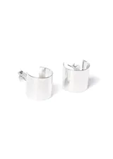Par de aros tipo argolla ancha enchapados en plata.