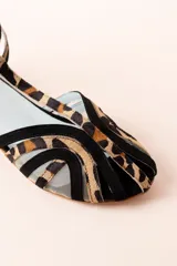 Sandalias tipo cangrejeras con estampado animal print y detalles en ante.