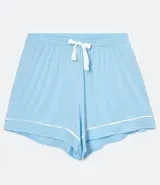 Short de pijama celeste con cintura elástica y lazo blanco.